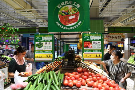 大陸官方指出，2024年元月CPI年減0.8%。圖為大陸民眾購買生鮮蔬果。 新華社