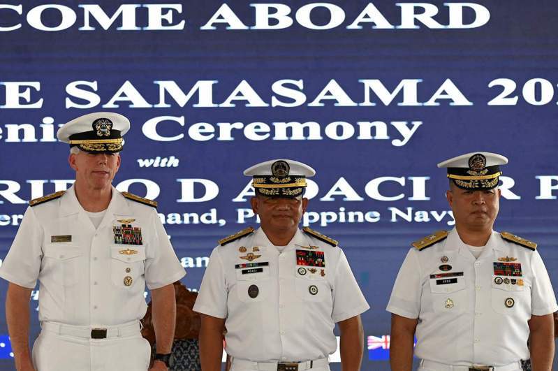 圖為美軍第七艦隊指揮官湯瑪斯中將（左）、菲律賓海軍少將艾達西以及海軍准將歐貝，去年10月2日在聯合軍演前合影。法新社