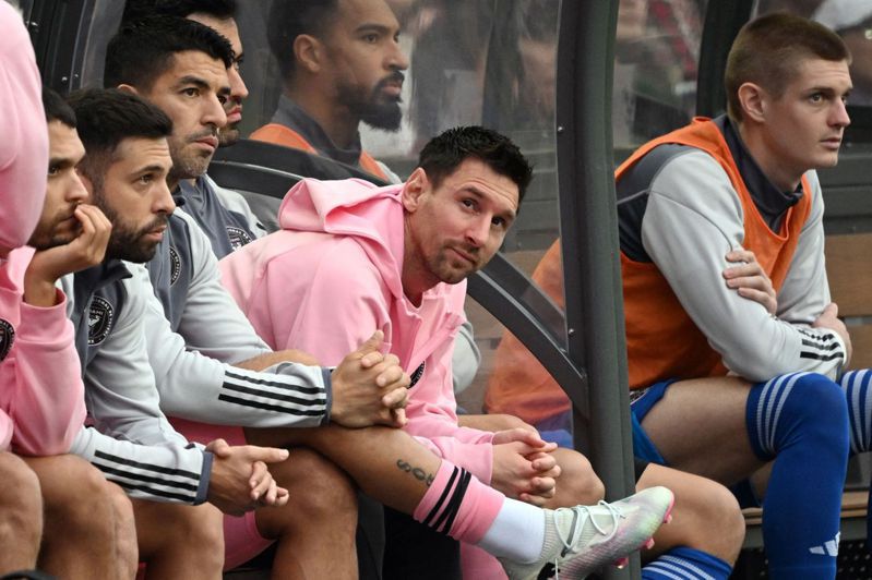 「阿根廷球王」梅西在香港友誼賽因傷未上陣，引起球迷不滿，香港主辦單位宣布將退一半門票費用。 法新社