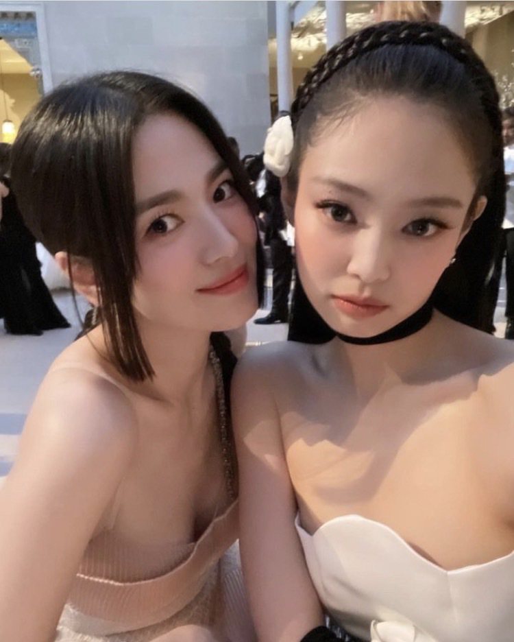 宋慧喬（左）、Jennie出席2023紐約大都會時尚晚宴合影照在社群流出。（取材自Instagram）