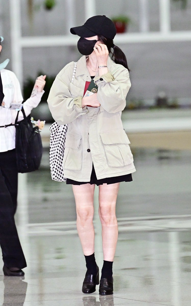 Chaumet品牌大使、韓國女星宋慧喬日前非往巴黎參加Chaumet高級珠寶展，機場穿搭配戴Bee My Love系列珠寶。圖／Chaumet提供