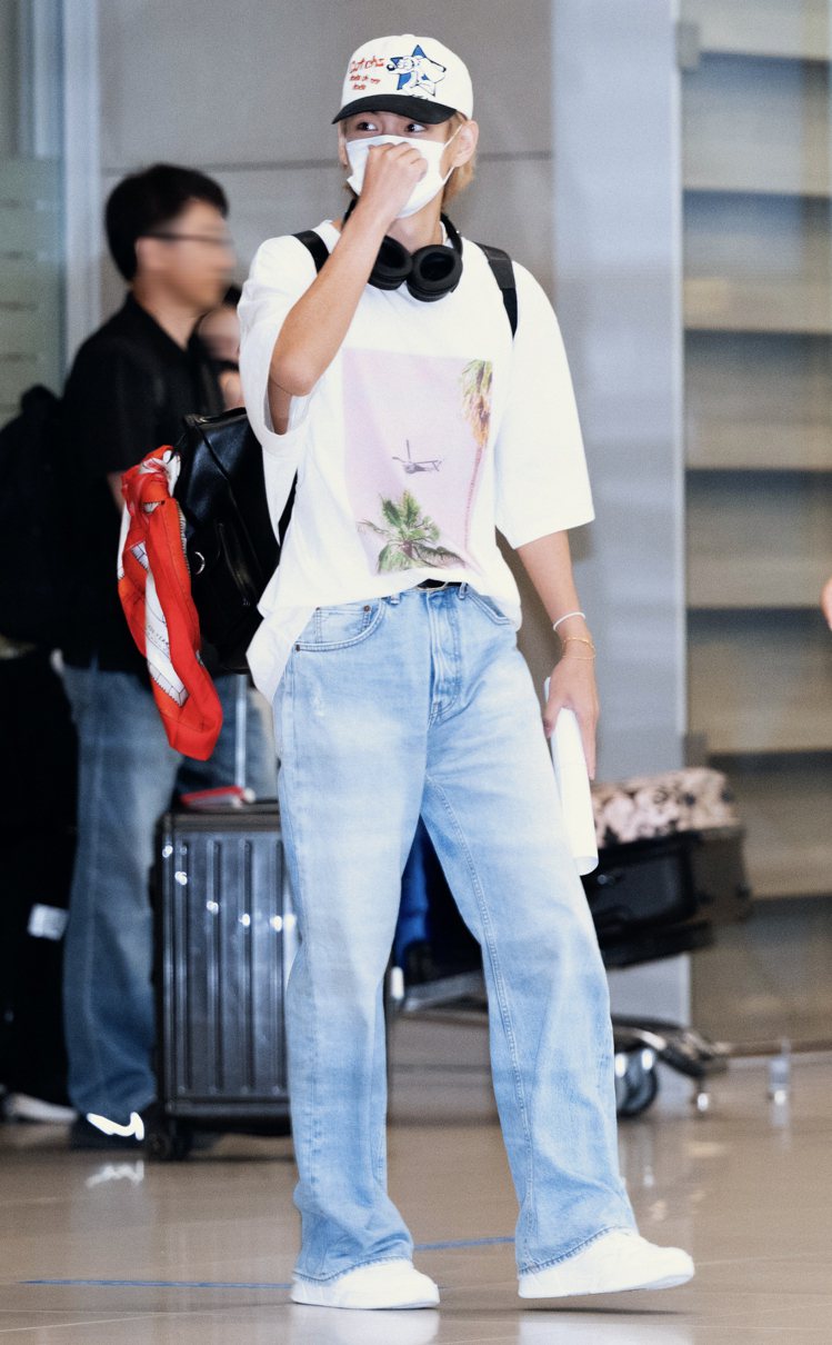 BTS防彈少年團成員V金泰亨穿CELINE T恤配牛仔褲。圖／CELINE提供