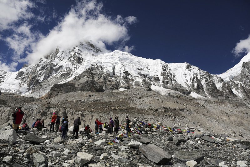 尼泊爾地方政府祭出新規，未來登山客必須把自己的糞便從聖母峰帶下山，拿到基地營處理。美聯社