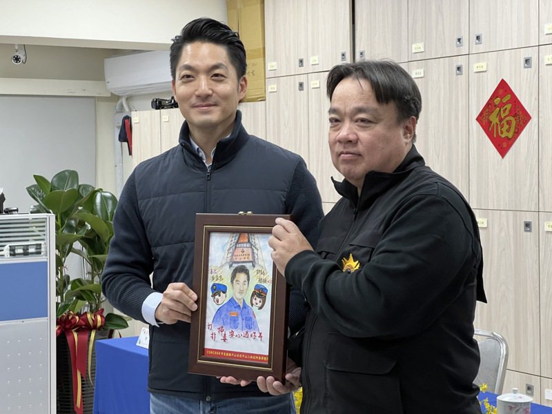 中山二派出所的員警致贈台北市長蔣萬安（左）一幅畫像。記者鍾維軒／攝影