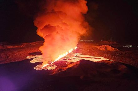 冰島雷克雅內斯半島8日又發生火山噴發，是去年12月以來第三次，當地宣布進入緊急狀態。法新社