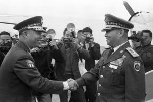 1965年2月10日，菲律賓共和國參謀總長仙道斯（右）應我政府之邀，乘專機自馬尼拉來華訪問，參謀總長彭孟緝（左）親自迎接，兩人握手致意。圖／聯合報系資料照片