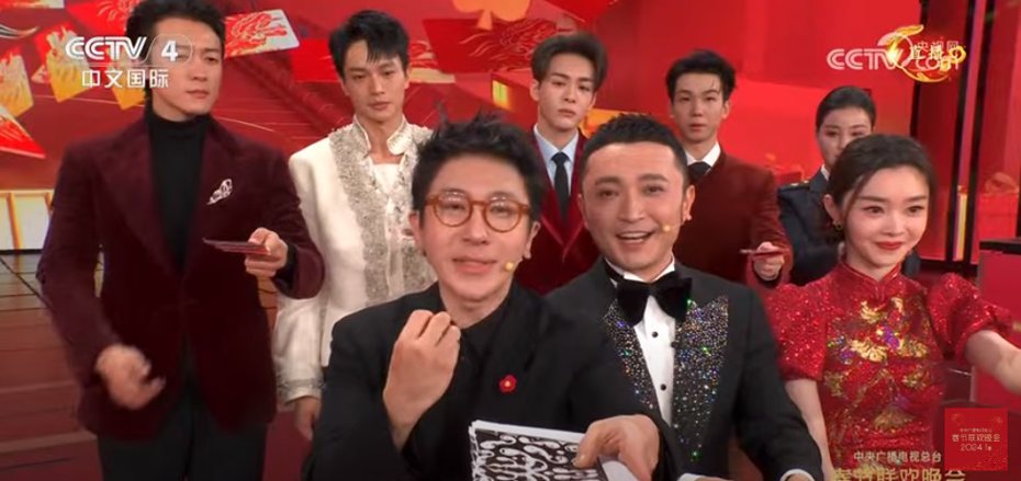 劉謙(左)睽違5年登上春晚表演魔術。圖／摘自YT