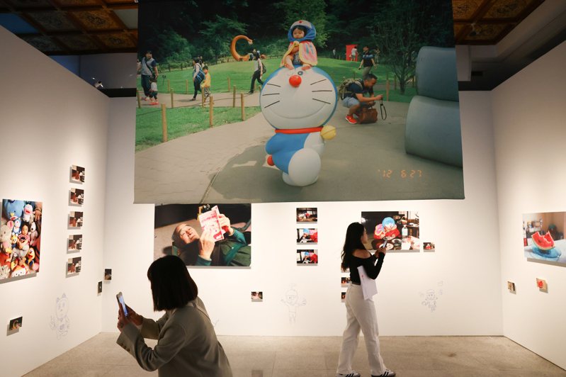 「THE 哆啦A夢展」展出28組日本藝術家以「我心中的哆啦A夢」為題所打造的獨一無二創作，攝影師梅佳代也參展呈現自身攝影作品。 中央社