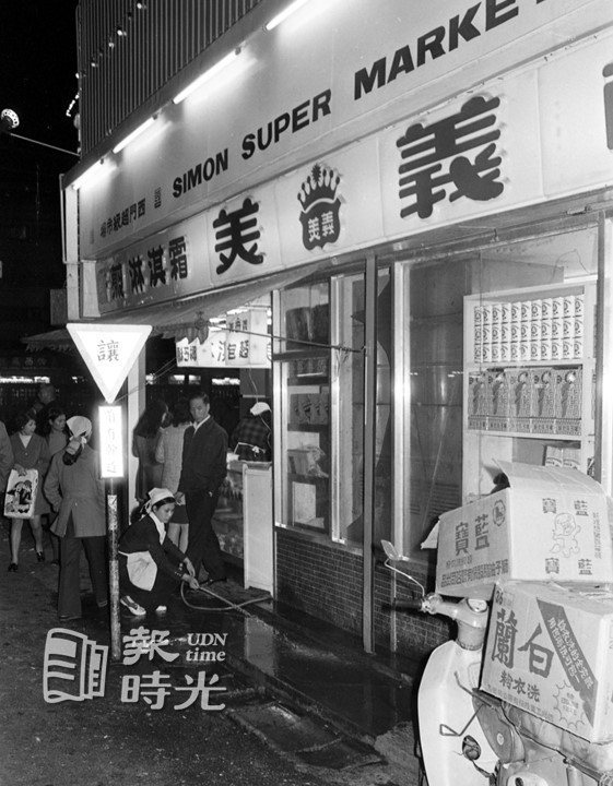 台北市義美商店設於西門超級市場東南角的攤位。圖／聯合報系資料照（1991/09/04 徐世經攝影）