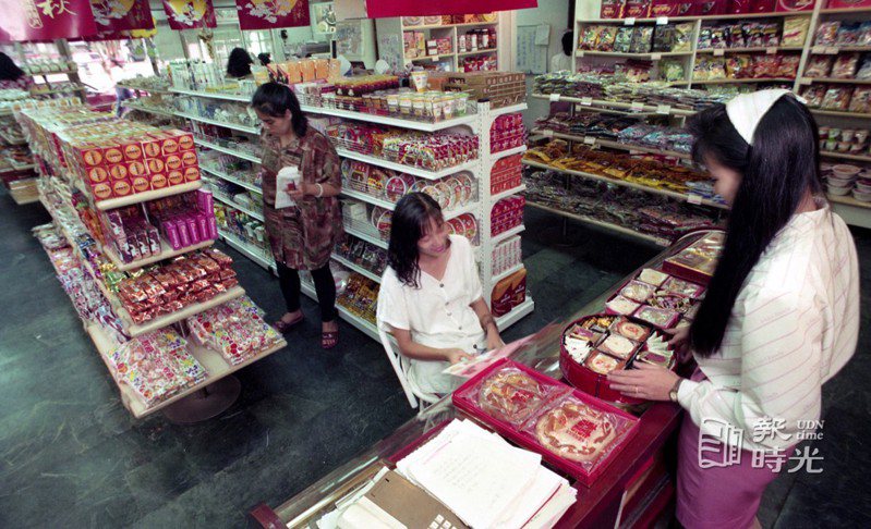 義美食品門市加入速食、用品朝向「日夜」營業發展，不同於便利商店，而是將白天顧客的延續，提供夜間工作者食的需求，圖為商店內情形。圖／聯合報系資料照（1991/09/04 徐世經攝影）