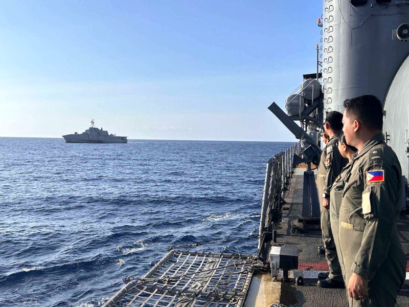 菲律賓海軍近海巡邏艦「皮勒號」艦上軍官9日向參與菲美第3次海上合作行動的美軍獨立級濱海戰鬥艦「吉佛茲號」致相遇敬禮。（菲律賓武裝部隊西部軍區提供） 中央社