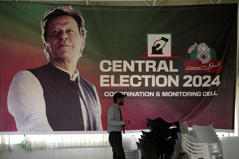 前巴基斯坦總理伊姆蘭汗（海報中人像）稱在全國大選中獲得勝利。 美聯社