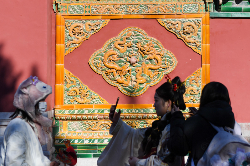 龍在中國是吉祥、尊貴的象徵，圖為北京海公園一面以龍為造型的照壁。（新華社）