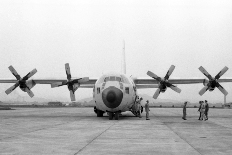1961年2月11日，美國戰術空軍「飛行畫眉」號通訊指揮飛機飛抵台北。圖／聯合報系資料照片