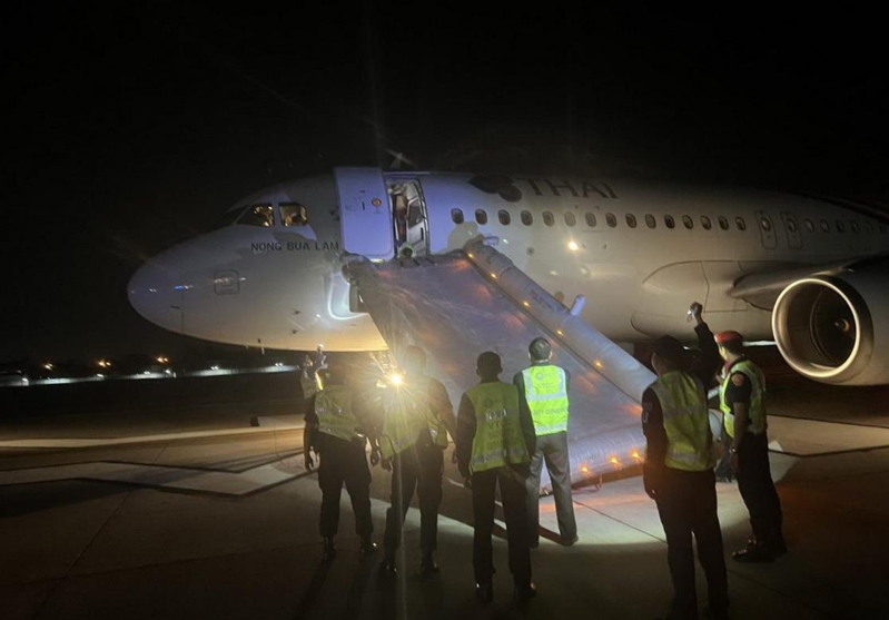 一名加拿大男子7日因搭乘泰國航空航班時亂開艙門，在清邁國際機場遭到逮捕。取自臉書