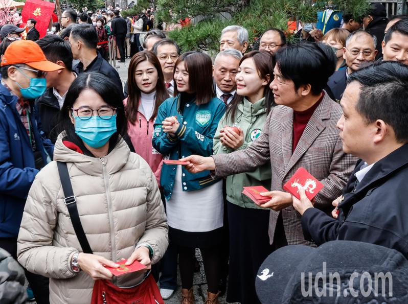 副總統賴清德（右二）上午前往龍山寺發放福袋，排隊民眾非常多。記者曾原信／攝影