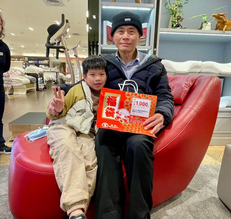 價值15.8萬的「Bgreen運動舒眠椅BH2」，由劉小弟與阿公幸運帶回家。圖／遠東SOGO提供