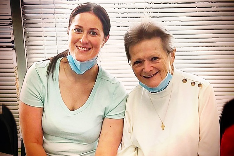 伊麗．哈林（左）是全美第14位罕見捐贈部分肝臟和一個腎臟給同個對象的捐贈者，她的捐贈對象就是她母親茱莉亞．哈林（右）。圖／取自YouTube