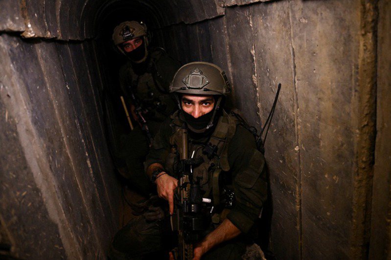 以色列軍方今天宣稱在聯合國近東巴勒斯坦難民救濟工作署的加薩市總部下方，發現了一條巴勒斯坦伊斯蘭主義組織「哈瑪斯」的地道。路透社
