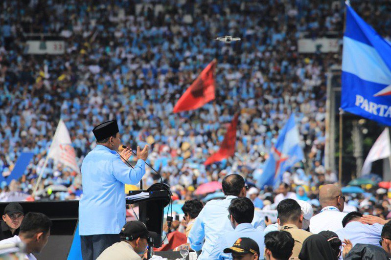 民調遙遙領先的印尼總統候選人、國防部長普拉伯沃（左1）10日在雅加達的GBK國家體育場舉行造勢活動，共有近10萬人參加。（普拉伯沃競選團隊提供）中央社