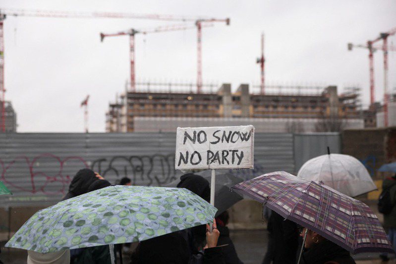 約千名抗議人士今天冒雨走上義大利米蘭街頭，反對2026年在米蘭和柯蒂納戴比索舉行的冬季奧運會，直呼奧運會的基礎建設將對環境有負面影響，包含具爭議性的雪車賽道。路透社