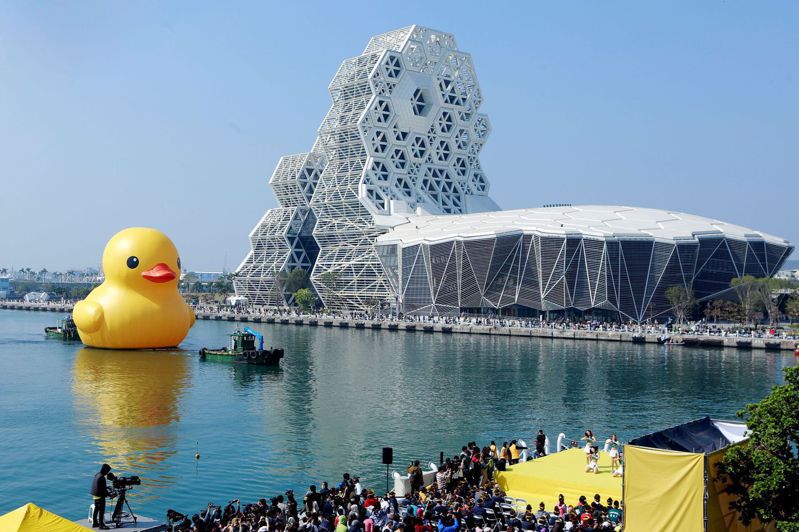 高雄市長陳其邁宣布，其中1隻黃色小鴨將於2月14日情人節下午移動遊港，最後在高雄流行音樂中心與另1隻小鴨相會、團聚親吻。中央社（高雄市青年局提供）
