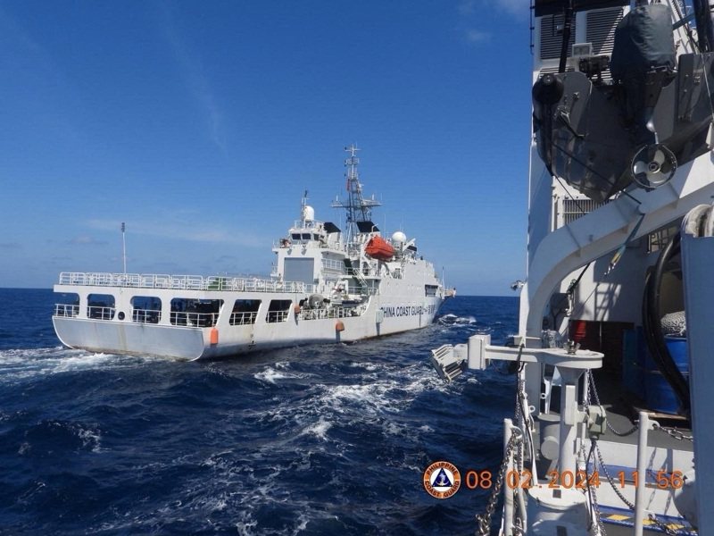 菲律賓海岸防衛隊今天表示，菲國巡邏艦日前在黃岩島海域巡邏期間，遭中國海警船4次危險阻擋，甚至兩度從船頭強行橫穿。路透社