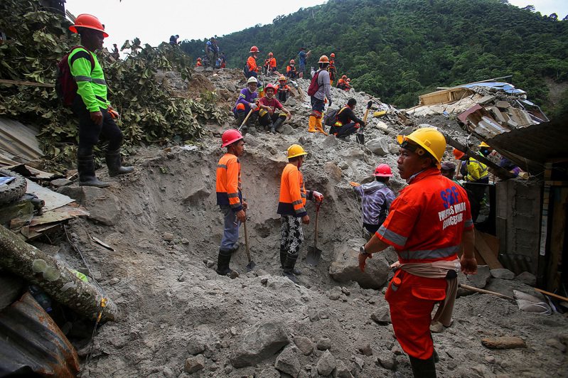 菲律賓南部一個金礦礦區附近發生嚴重土石流，當地官員今天表示，死亡人數陡然遽增至54人。路透社