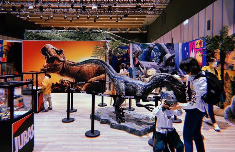 新光三越台北信義新天地A11「侏羅紀公園30周年主題展」。圖／新光三越提供