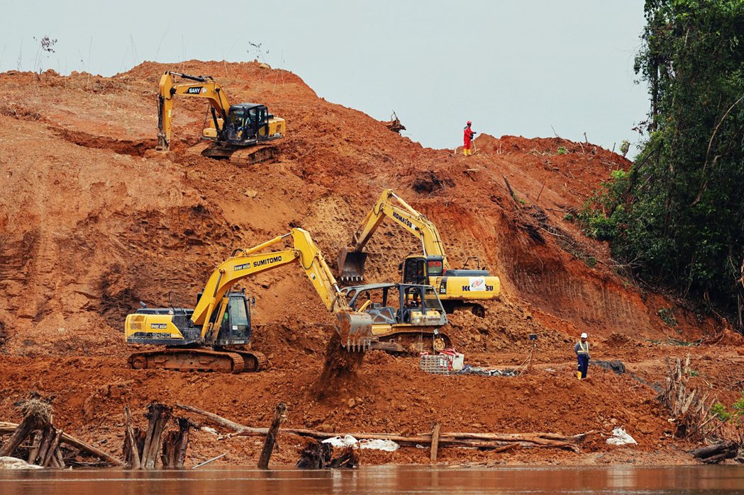 2023 年 3 月，工人們正在東加里曼丹建造一個會連結新首都的港口。 圖／...