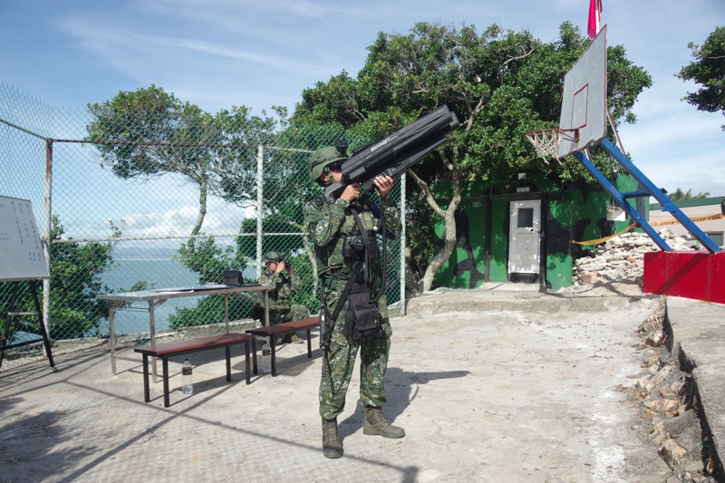 獅嶼守軍演練操作無人機干擾槍。記者程嘉文／攝影