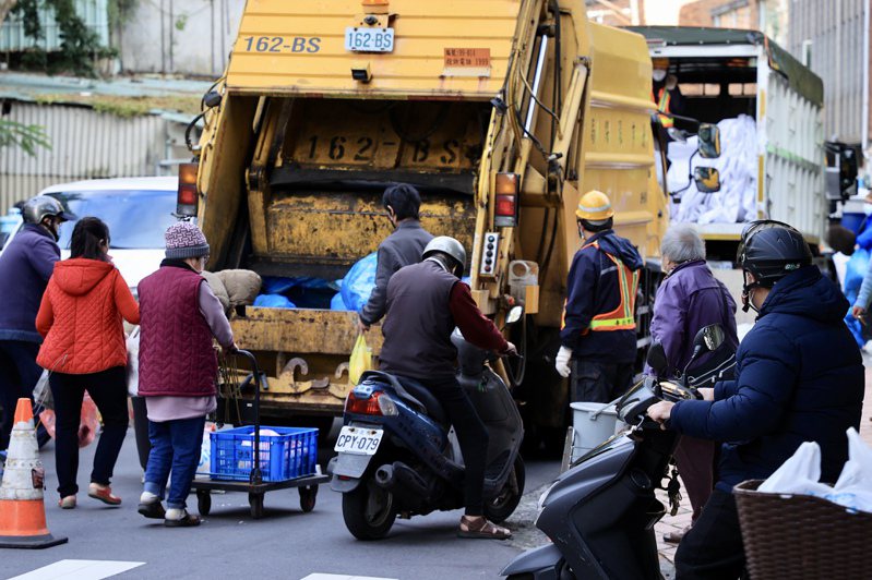台北市環保局清潔隊提早收假，為服務市民，明天起依原時間及路線收運一般垃圾、廚餘及資源回收物。圖／聯合報系資料照