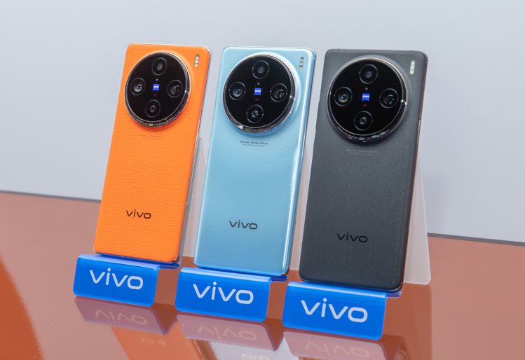 vivo X100 Pro推出「星跡藍」、「隕石黑」、「煦日橙」3色，建議售價34,990元。圖／vivo提供