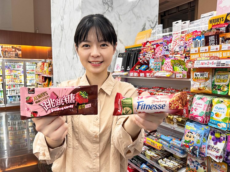 萊爾富即日起至2月20日推出指定草莓風味糖果巧克力任選第2件6折。圖／萊爾富提供