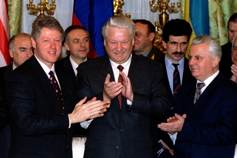 1994年1月14日，美國總統柯林頓（左）、俄國總統葉爾欽（中）與烏克蘭總統克拉夫丘克（右）在基輔簽署烏克蘭棄核協議後，拍手慶祝。路透