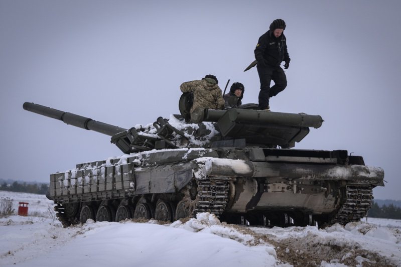 乌克兰军人演练操作战车。美联社(photo:UDN)