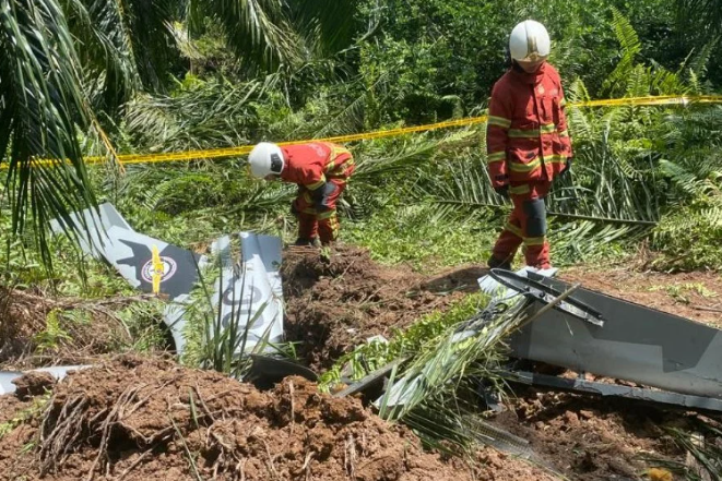 馬來西亞雪蘭莪州加埔昨天傳出小飛機墜機意外，飛機墜落在甘榜篤慕達油棕園。圖/東方日報
