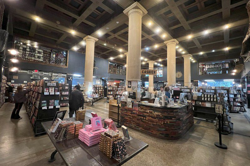 洛杉磯市中心「最後的書店」（The Last Bookstore）位在一間百年歷史的大樓裡，這棟建築的前身曾經是銀行。中央社