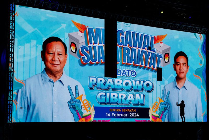 印尼大選今天登場，目前由各民間機構進行的快速計票已開出逾50%的選票，與現任總統佐科威長子吉伯朗搭檔的普拉伯沃票數遙遙領先。路透社