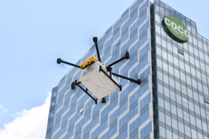 深圳是目前無人機送餐較大規模商業化的城市，圖為2023年8月在深圳龍崗，一架送餐無人機正穿行於高樓大廈間。新華社