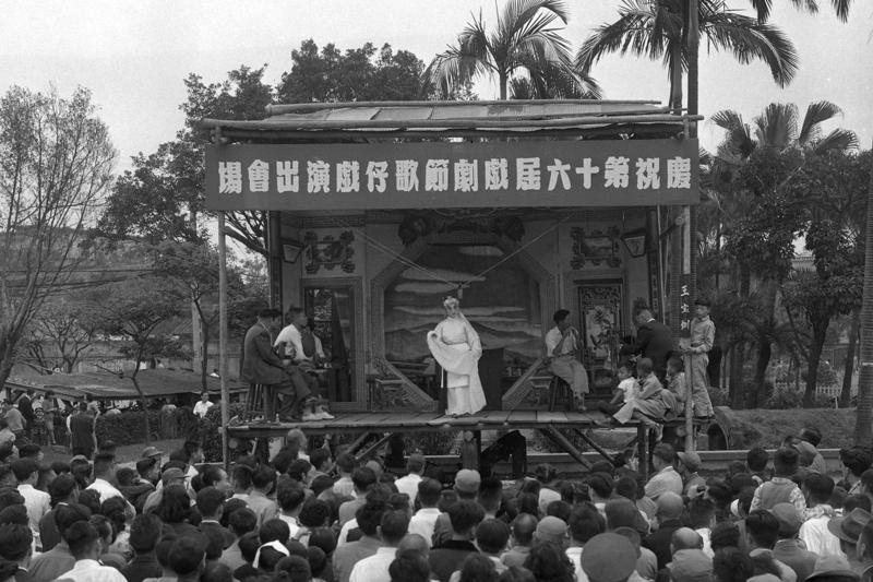 1959年2月15日，影劇界熱烈慶祝第16屆戲劇節，當日下午在國立藝術館舉行歌仔戲表演，吸引許多民眾前往觀賞。圖／聯合報系資料照片