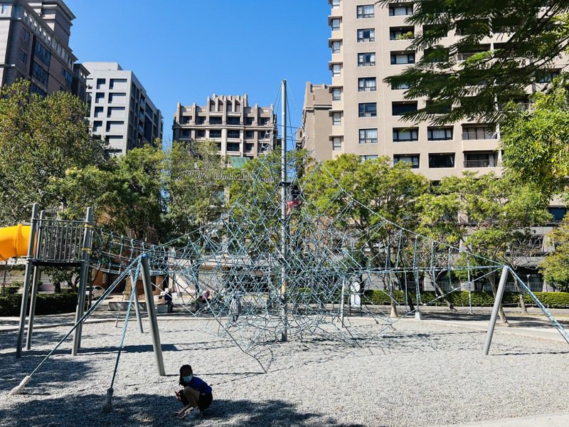新竹縣的特色公園吸引許多親子前來遊玩，縣府近期通過修正公園管理自治條例，針對違規停車等，除了賦予警方有稽查權之外，還可直接開罰。記者郭政芬／攝影