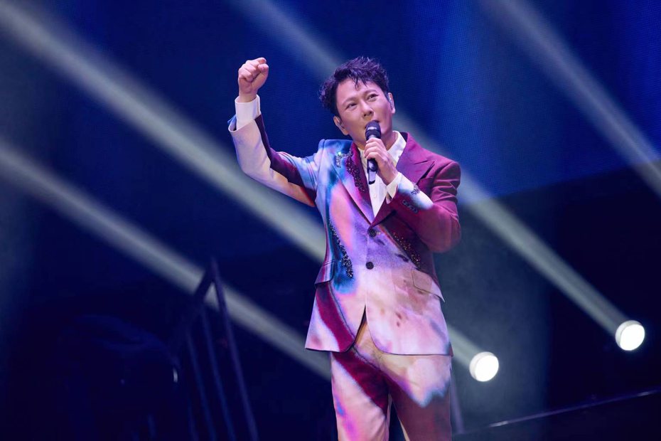 張信哲將於18日開創先例，成為首位登上杜拜媒體城圓形劇場開唱的華人歌手。圖／潮水音樂提供