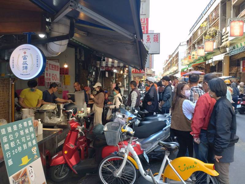 台南市中西區國華街美食商圈是旅人最愛，今天是連假最後一天，仍吸引滿街人潮。記者鄭惠仁／攝影