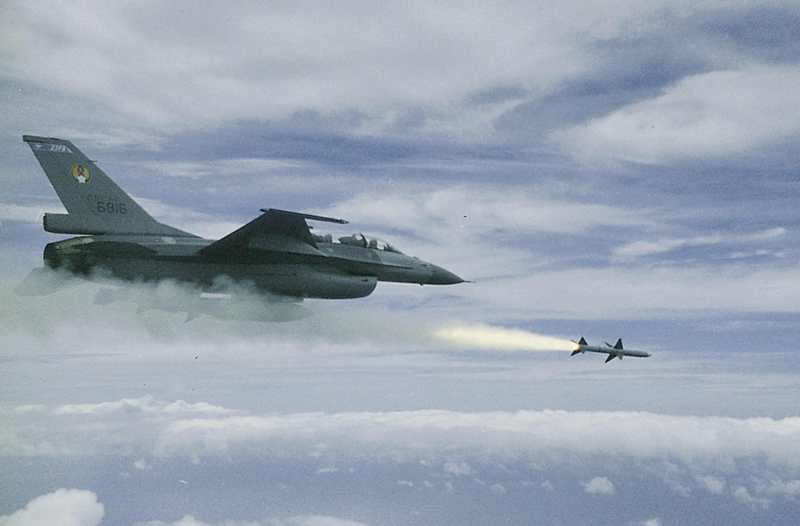 2000年1月，國軍發布F-16戰機返國後，在台灣東部外海首度實彈試射AIM-7M麻雀飛彈的畫面。圖／空軍提供