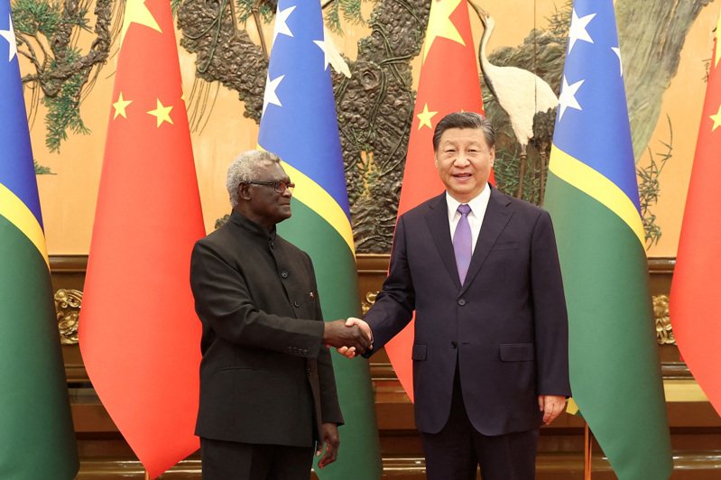 索羅門群島總理蘇嘉瓦瑞（左）去年7月訪問北京，會見中國大陸國家主席習近平（右）。路透