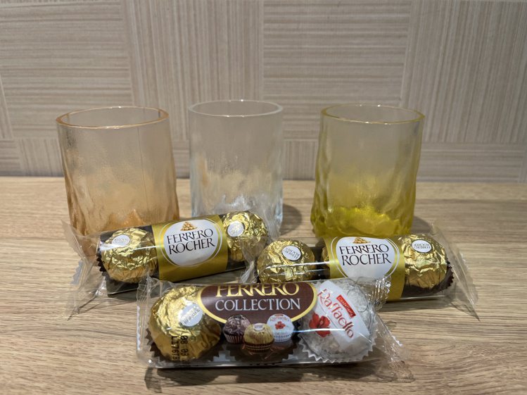 OKmart即日起至2月15日獨家推出金莎巧克力情人對杯活動，購買指定品項滿3件，即送「冰川玻璃對杯1組」。圖／OKmart提供