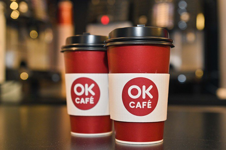 OKmart開工日推出經典莊園級美式、拿鐵，享買2送2。圖／OKmart提供