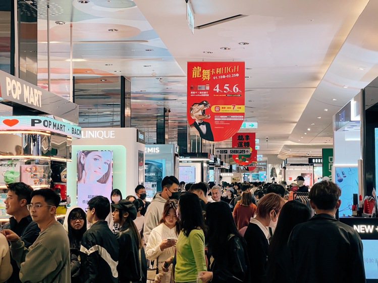 新光三越台北信義新天地眾多新櫃、IP特展吸引過年逛街人潮。圖／新光三越提供