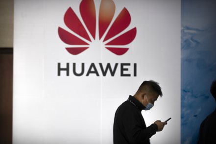 中國大陸手機製造商華為最快可望在第2季推出螢幕能折疊兩次的「三折機」。 （美聯社）